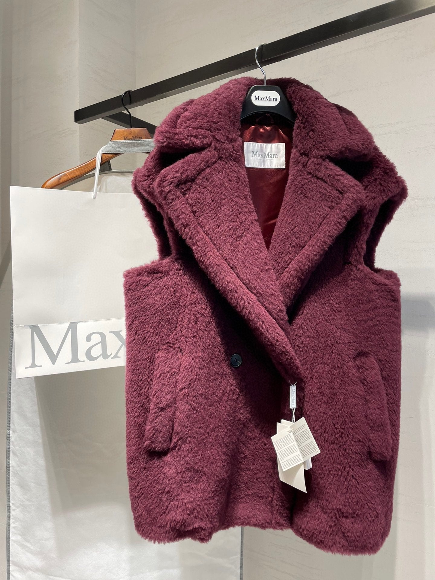 MAX MARA 25S SLEEVELESS TEDDY VEST 065